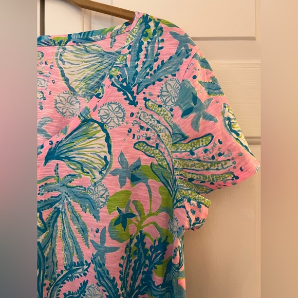 Lilly Pulitzer Pink Tropical V-Neck Tee with Blue & Green Sea Print EUC Size M - Picture 4 of 8